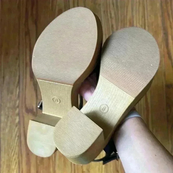 Universal Thread Platform Heels - Picture 4 of 5